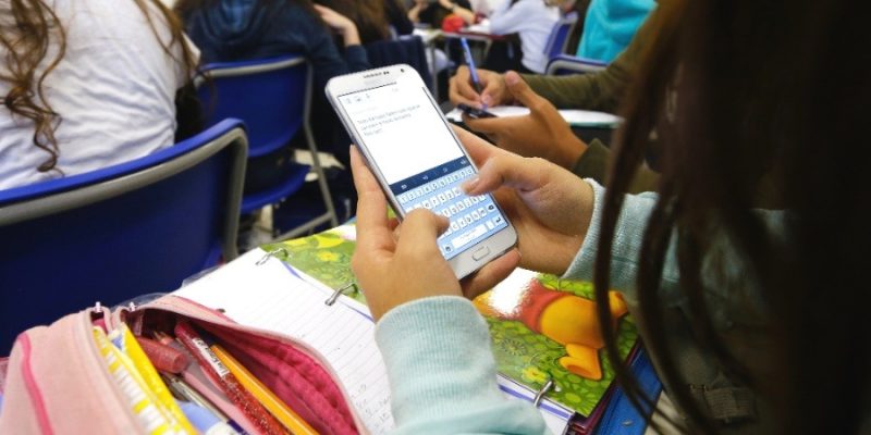 Quem levar o celular precisará mantê-lo desligado e guardado na mochila durante todo o período escolar