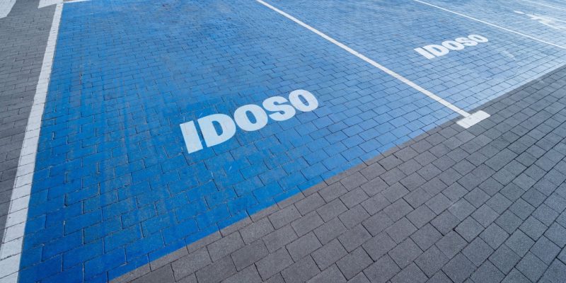 Credencial de estacionamento é documento obrigatório para uso de vagas especiais