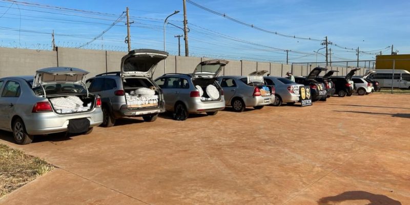 Os dez carros com contrabando, apreendidos na madrugada de hoje (Foto: Divulgação)