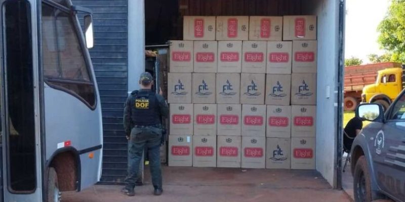 O homem, preso em flagrante, foi encaminhado à Delegacia da Polícia Federal de Naviraí.