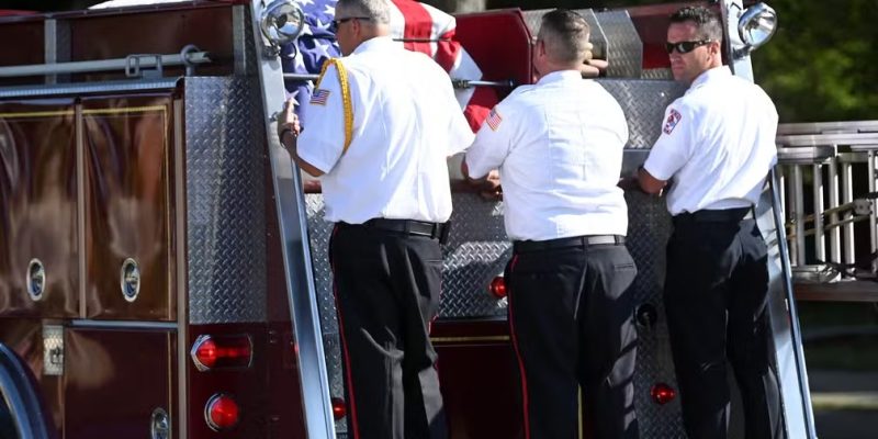 Corpo de Corey Comperatore no carro de Bombeiros — Foto: REUTERS/Alan Freed