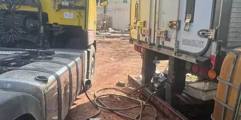 Caminhão sendo abastecido com combustível ilegal. Foto: Divulgação/Polícia Federal)