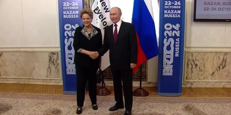 Dilma concordou com criação de alternativas às opções vigentes de financiamento internacional — Foto: Alexander Nemenov/AFP