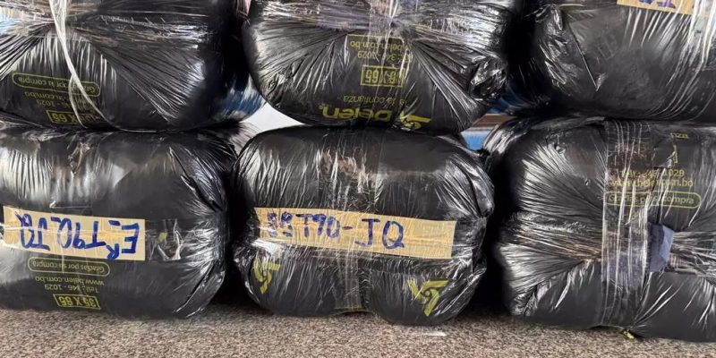 Alimentos contrabandeados e vestuários falsificados também foram apreendidos durante operação (Foto: Divulgação)