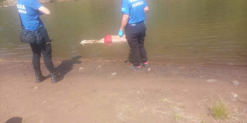 Um dos corpos na margem do Rio Nioaque. ( Créditos - Jardim News)