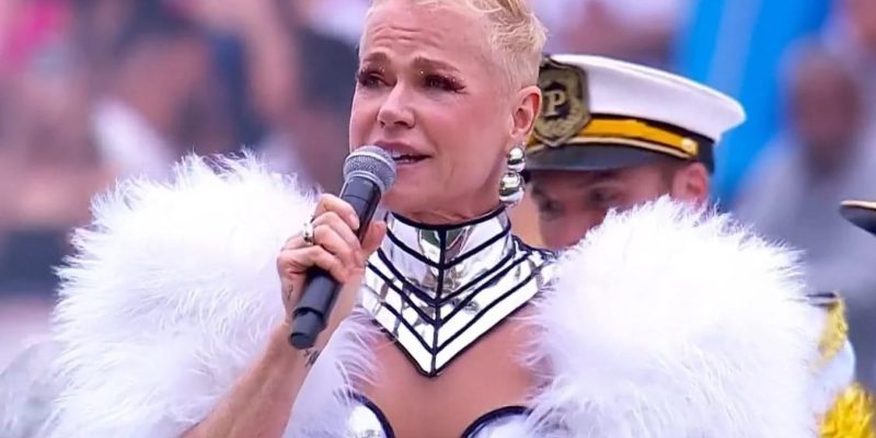 Na saída do estádio, Xuxa estava em um carro quando foi abordada por pessoas que a aguardavam
