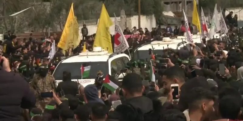 A entrega dos reféns é altamente coordenada para a Comitê Internacional da Cruz Vermelha (CICV) - Imagem - BBC