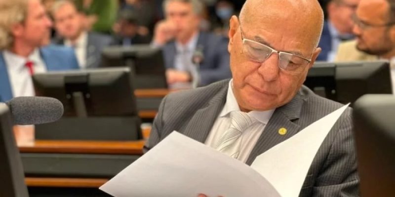 Deputado federal Professor Alcides Ribeiro, do PL de Goiás, é suspeito de manter relações íntimas com um adolescente