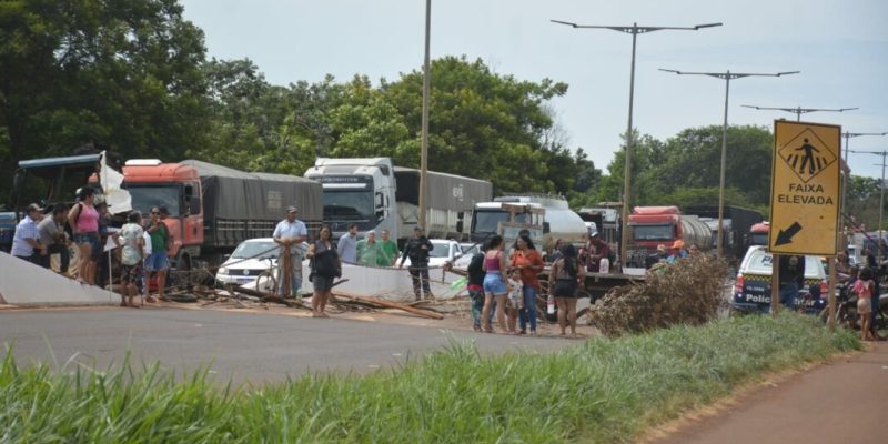 Bloqueio teve início pela manhã e não tem prazo para acabar - Fotos: Valdinei Garcia