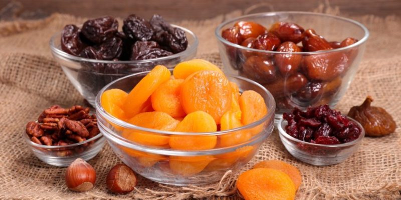 Frutas secas como uva, damasco, figo, ameixa, banana e tâmara são exemplos de frutas que fazem sucesso em suas versões desidratadas