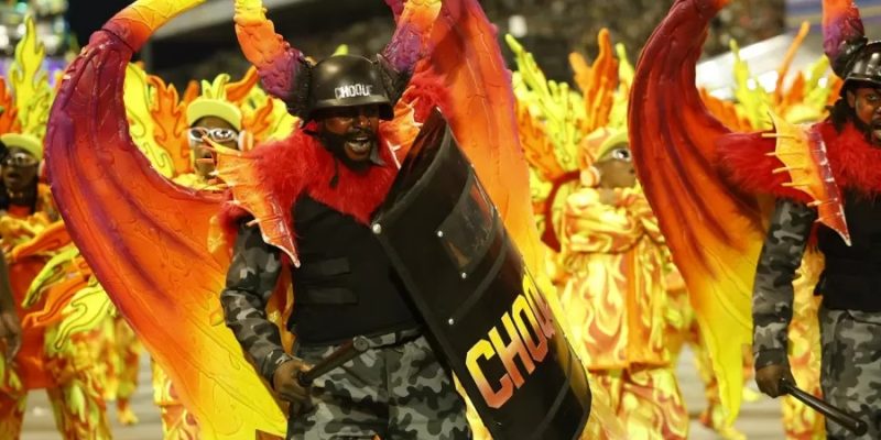 Fantasia da tropa de choque tinha chifres e asas avermelhadas
Imagens: Mariana Pekin