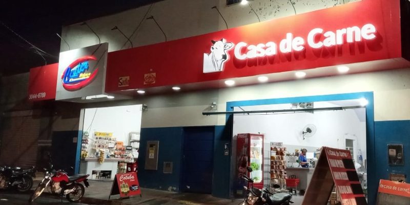 Além da mussarela, os fiscais também apontaram que o dono do estabelecimento descongelava e congelava carnes, o que é proibido pela Vigilância Sanitária