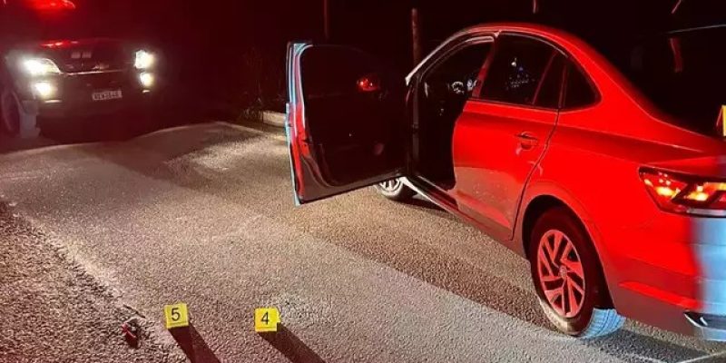 Carro roubado no Bairro Guanandi e polícia no local do confronto. (Foto: Divulgação)