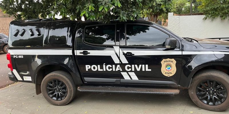 O comparsa acabou preso no estacionamento. Dentro do Fiat Strada, os policiais encontraram outra lâmina de cheque no valor de R$ 5 mil, além de um carregador de pistola com 12 munições