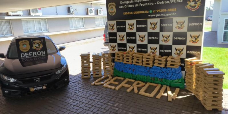 Tabletes de maconha e o Civic roubado que era usado no tráfico (Foto: Defron/Divulgação)