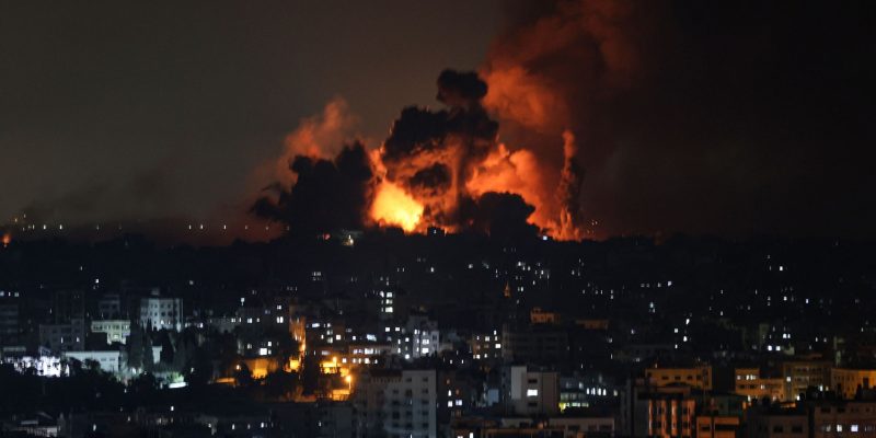 O território, governado pelo Hamas, volta a ser alvo de um contra-ataque de larga escala
Fotos: Mustafa Hassona/Anadolu Agency via Getty Images