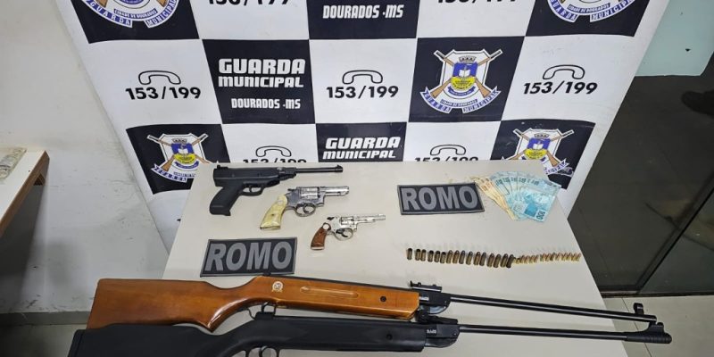Armas, munições e dinheiro apreendido com o acusado - 
Foto: Assessoria/ Guarda Municipal