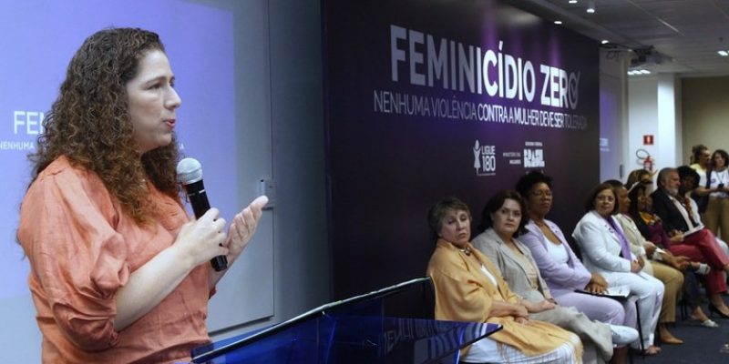 Ministra Esther Dweck durante lançamento da iniciativa da Articulação Nacional pelo Feminicídio Zero