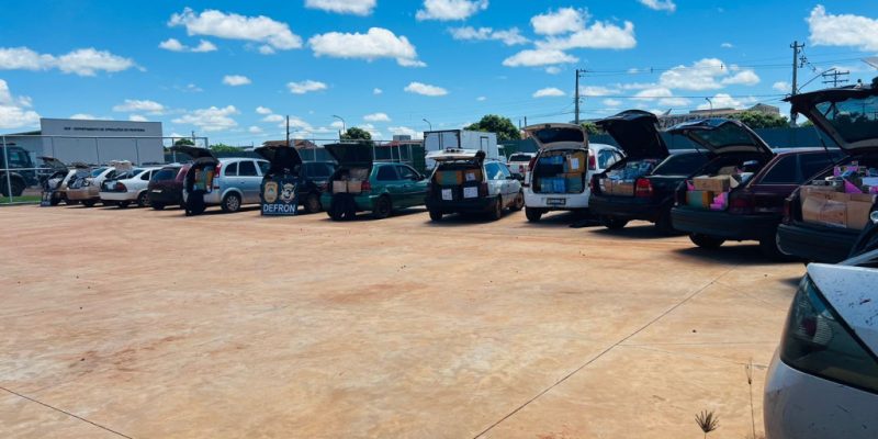 Carros com contrabando apreendidos pela Defron (Foto: Divulgação)
