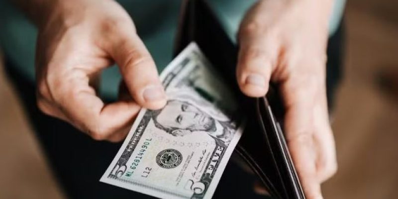 Na segunda-feira, o dólar à vista fechou em alta de 0,50%, a R$ 5,6833