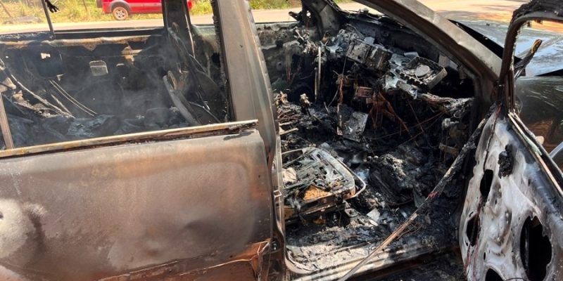 Pajero fica destruída após pegar fogo na BR-376 - Créditos - Ivinoticias