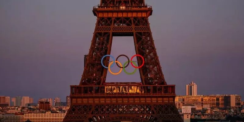 Torre Eiffel com a temática dos Jogos Olímpicos
Foto: Dimitar Dilkoff / AFP