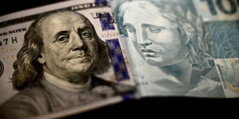 Ilustração com notas de dólar americano (E) e real - Imagem - Mauro Pimentel