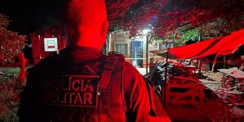 Políica Militar em frente ao imóvel onde dois foram mortos. (Foto: Jardim MS News)