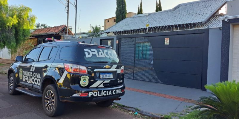 Viatura do Dracco em um dos endereços onde foram cumpridos mandados (Foto: Divulgação)
