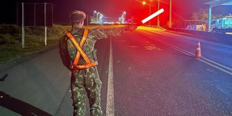 Militar sinaliza para carros na BR-463, durante Operação Ágata Fronteira Oeste II