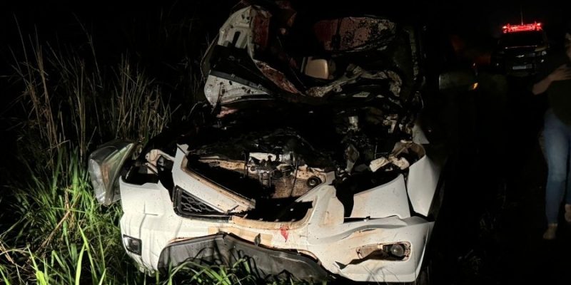 Frente da caminhonete ficou destruída - Fotos: Jornal da Nova