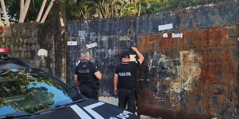 Policiais civis do Paraná durante cumprimento das ordens judiciais (Foto: Divulgação | PCPR)