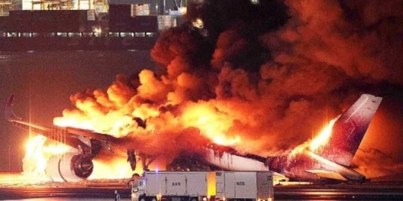 Ápice do fogo em avião que colidiu no Japão - (crédito: JIJI PRESS / AFP / Japan OUT)