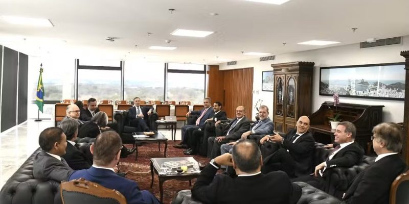 Representantes dos Três Poderes em reunião sobre emendas parlamentares no STF — Foto: Henrique Raynal/Casa Civil