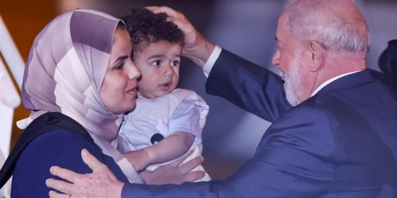 Lula integra a comitiva do governo que recebeu os brasileiros e familiares resgatados na Faixa de Gaza -  Rafa Neddermeyer