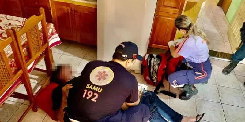 Empresário recebendo primeiros socorros da equipe do Samu após ser baleado (Foto: Rádio Caçula)
