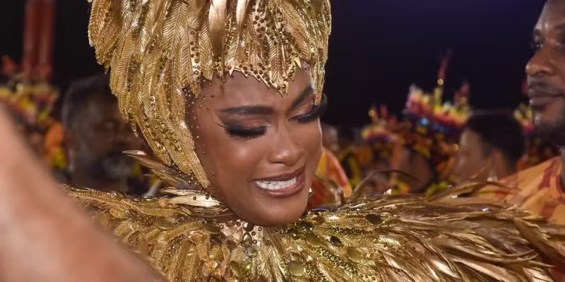 Erika Januza emocionada em sua despedida do posto de rainha de bateria da Viradouro — Foto: gshow/Roberto Teixeira