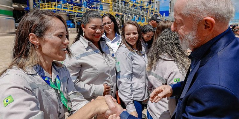 Lula cumprimenta trabalhadoras da Suzano durante visita à nova planta industrial - Imagem - Ricardo Stuckert/PR