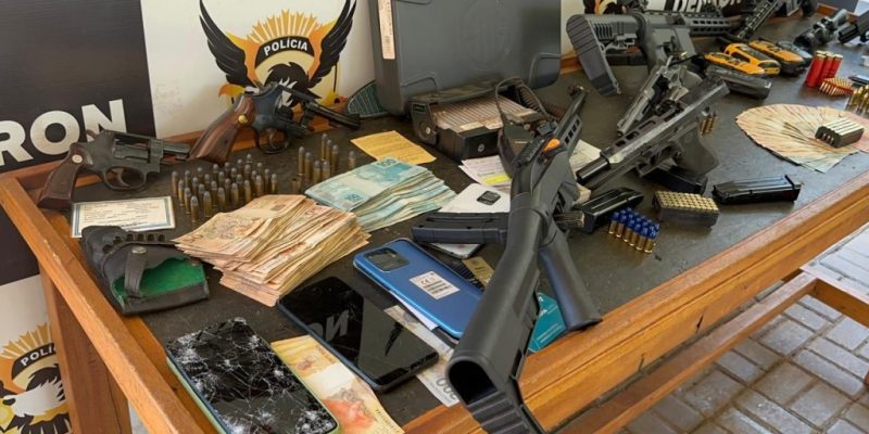 Armas, dinheiro, celulares e dispositivos de comunicação apreendidos hoje