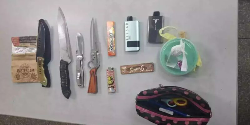 Facas, droga e objetos apreendidos com adolescentes (Foto: Divulgação)