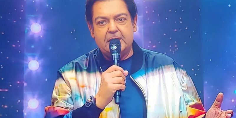 Faustão no comando de seu programa na Band; apresentador voltou a ser internado nesta quarta (20)