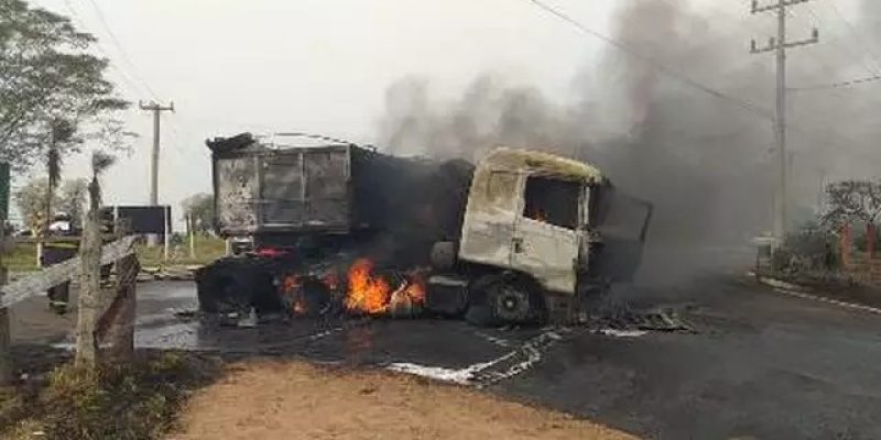 Uma das carretas ainda pegando fogo no local do acidente (Foto: Jatobá News)