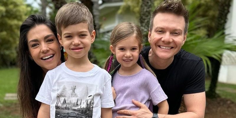 Thais Fersoza e Michel Teló com os filhos Melinda e Teodoro - Instagram/@tatafersoza