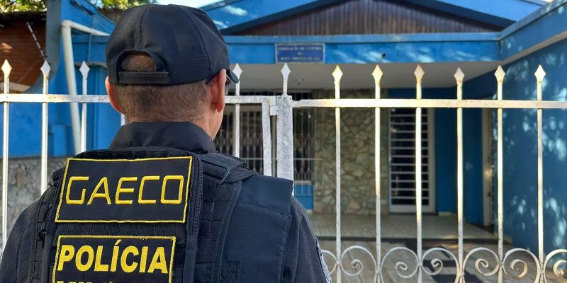 Policial do Gaeco em frente à Federação de Futebol de MS, em Campo Grande. (Foto: Marcos Maluf)