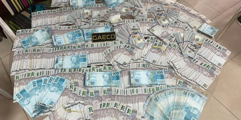 No curso das diligências desta manhã, até agora foram apreendidos mais de 800 mil reais.