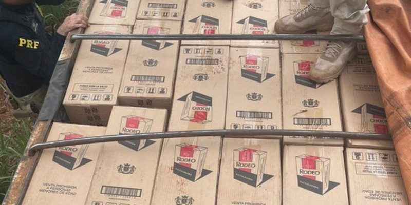 Caixas de cigarro paraguaio em caminhão abordado na BR-163 (Foto: Divulgação)