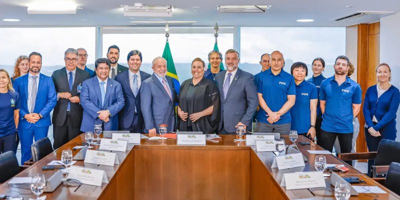 Presidente recebeu a delegação de inspeção da Fifa no Planalto - Imagem - Ricardo Stuckert