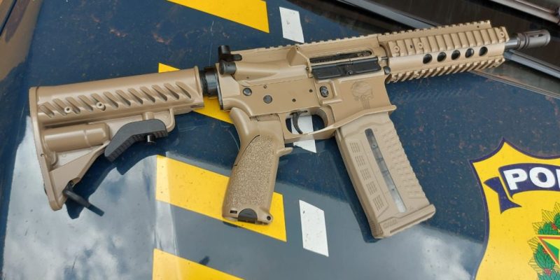 Fuzil calibre 5,56 que estava sendo levado para a Bahia (Foto: PRF/Divulgação)