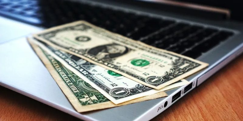 No dia anterior, a moeda americana fechou em alta de 0,99%, cotada a R$ 5,5564, e o Ibovespa subiu 0,42%, aos 137.344 pontos