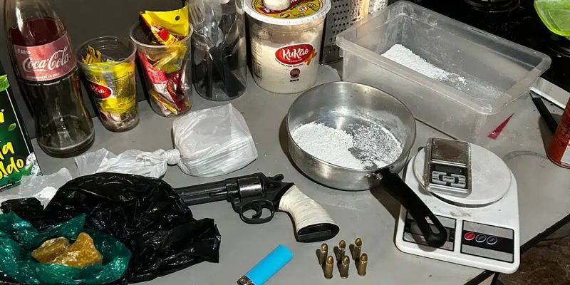 Droga e demais materiais apreendidos com o trio; Foto: Divulgação/SIG